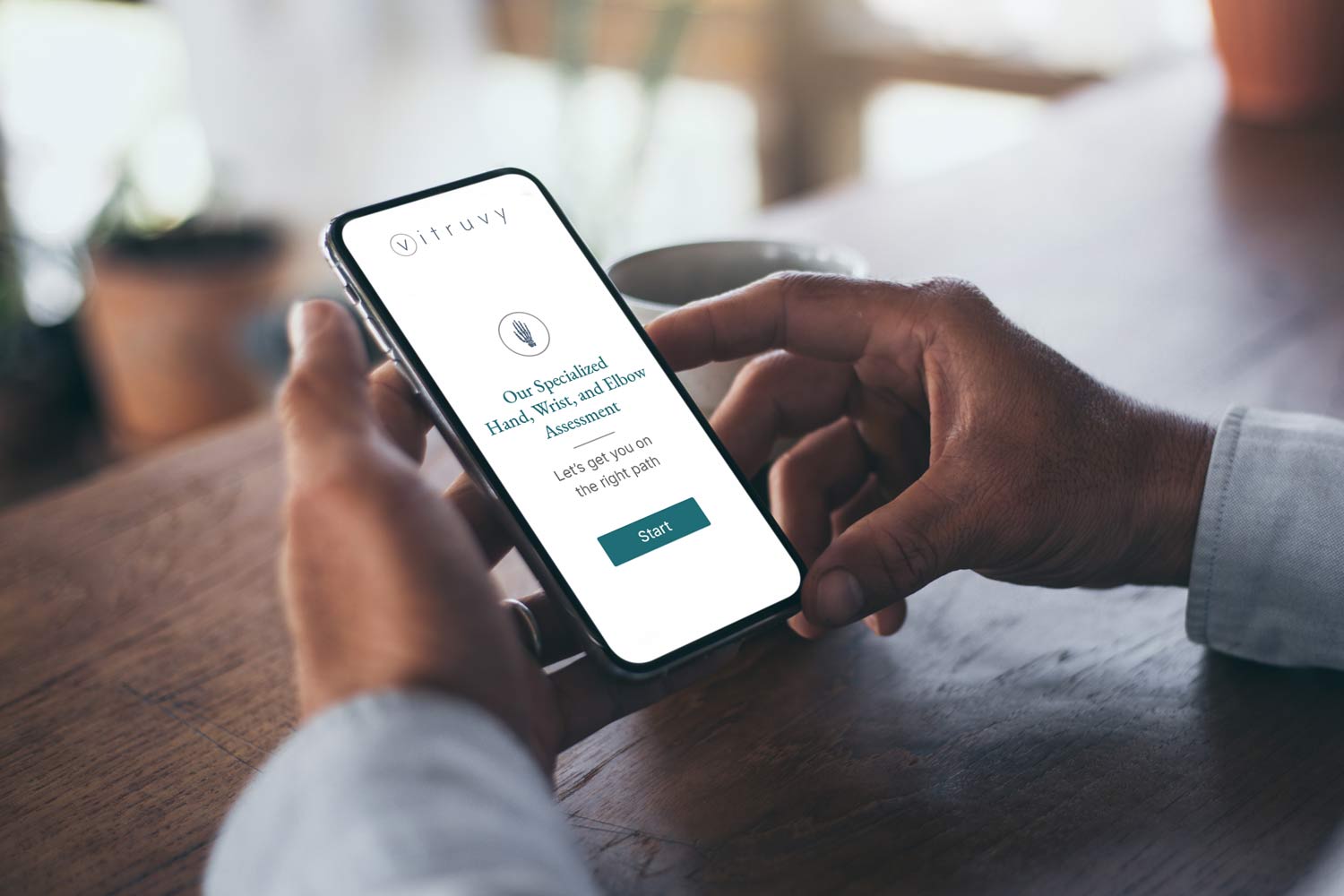 vitruvy_hand_assesment_man_using_phone_pain_management